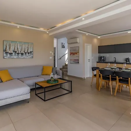 Vakantiehuis Stunning In With Outdoor Swimming Pool *