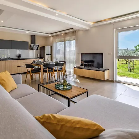 Stunning In With Outdoor Swimming Pool Vakantiehuis *