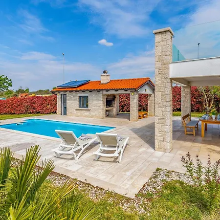 Vakantiehuis Stunning In With Outdoor Swimming Pool *